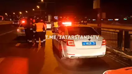 В Казани пассажир такси попытался убежать от инспектора ГИБДД из-за свёртка в кармане