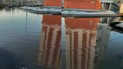 Нижнекамец показал огромную лужу, образовавшуюся из-за нового небоскрёба, которая разрушает асфальт - НТР 24