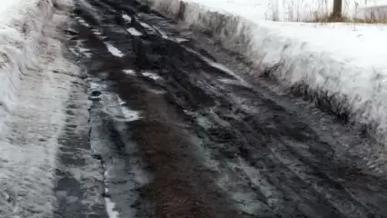 Жители посёлка для многодетных семей под Нижнекамском показали «месиво» на месте дороги - НТР 24