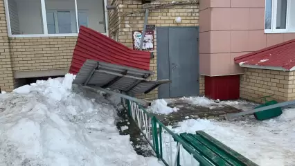 В Татарстане обрушившийся  с крыши снег проломил козырёк подъезда – обошлось без пострадавших