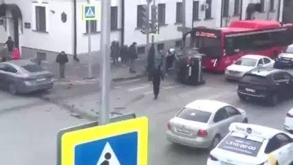 В центре Казани перевернулась иномарка с маленькими детьми