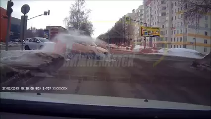 В Нижнекамске седан проехал на «красный» и устроил ДТП на перекрёстке