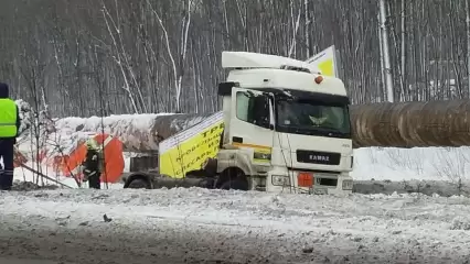 На трассе под Нижнекамском перевернулась автоцистерна