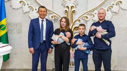 Рамиль Муллин поздравил нижнекамскую семью с рождением тройняшек - НТР 24