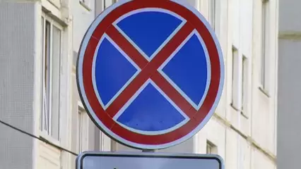 Дополнительные знаки о запрете стоянки, установленные в начале зимы на дорогах Нижнекамска, демонтируют