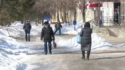 В Нижнекамске пешеходы падают на покрытых льдом тротуарах и остановочных площадках