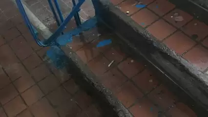 «Скоро домой не пройдем»: нижнекамцы страдают из-за потопов в подъезде - НТР 24