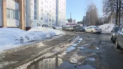 С приходом весны в нижнекамском дворе, в котором не было ремонта 35 лет, «растаяли» ямы - НТР 24