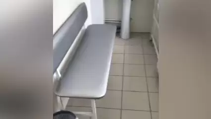 Молодая мама предупредила об опасной скамейке в детской поликлинике Нижнекамска