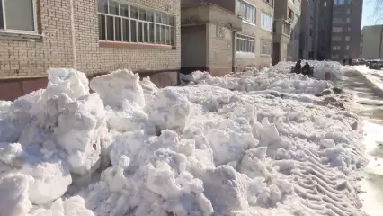 Нижнекамцы боятся потопа в подвалах из-за гор тающего снега во дворах - НТР 24