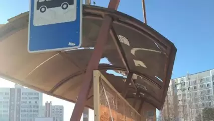 Нижнекамцы показали «дырявую» остановку на ул.Менделеева - НТР 24