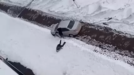 В Нижнекамске задержали пьяного водителя, который заехал на тротуар и лежал на снегу под громкую музыку