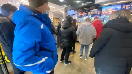 В нижнекамском «Макдоналдсе» перед закрытием возник ажиотаж, заказы ждут по 40 минут