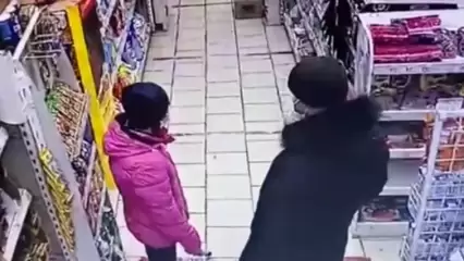 Нижнекамцев просят опознать двух посетителей магазина по видеозаписи - НТР 24