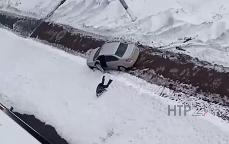 В Нижнекамске задержали пьяного водителя, который заехал на тротуар и лежал на снегу под громкую музыку