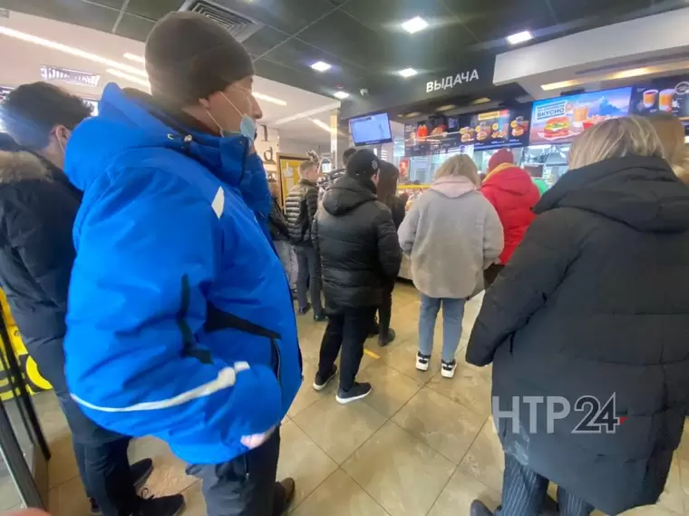 В нижнекамском «Макдоналдсе» перед закрытием возник ажиотаж, заказы ждут по 40 минут