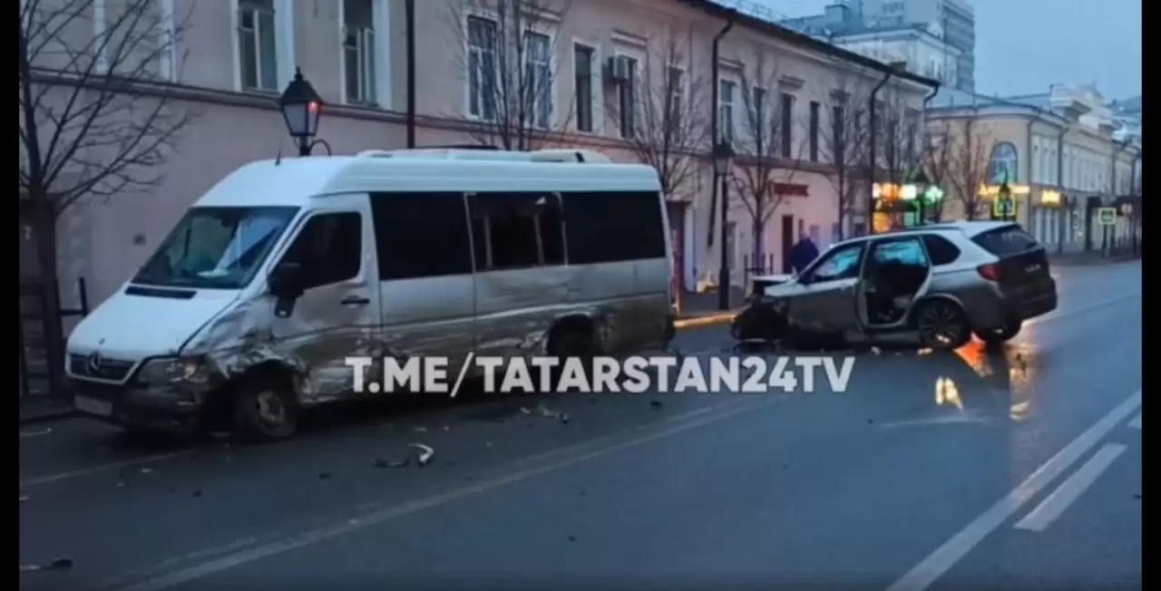 Пьяная автоледи устроила ДТП с микроавтобусом в центре Казани