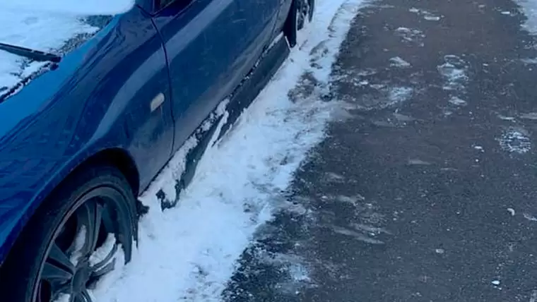 Житель Нижнекамска недоволен дворниками, которые забивают ему колёса снегом