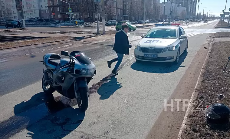 В Нижнекамске парень на мотоцикле врезался в легковушку на перекрёстке