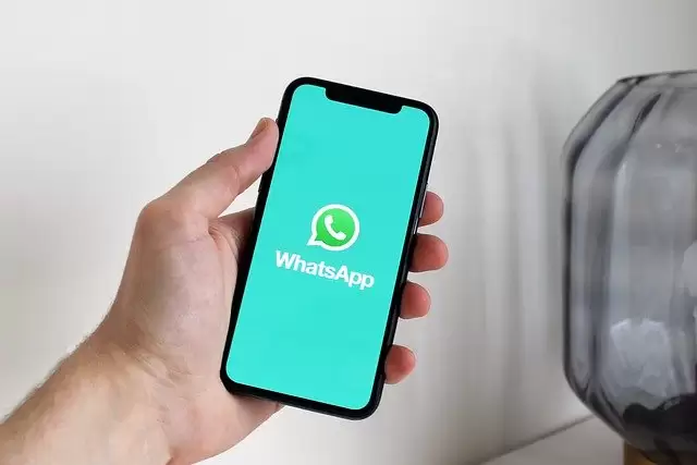 Мессенджер WhatsApp станет соцсетью