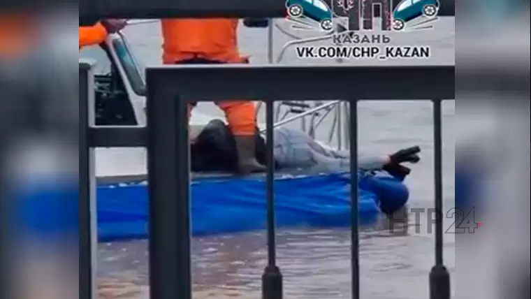 В Казани на видео попало, как из воды доставали тело женщины, возле Кремлевской набережной
