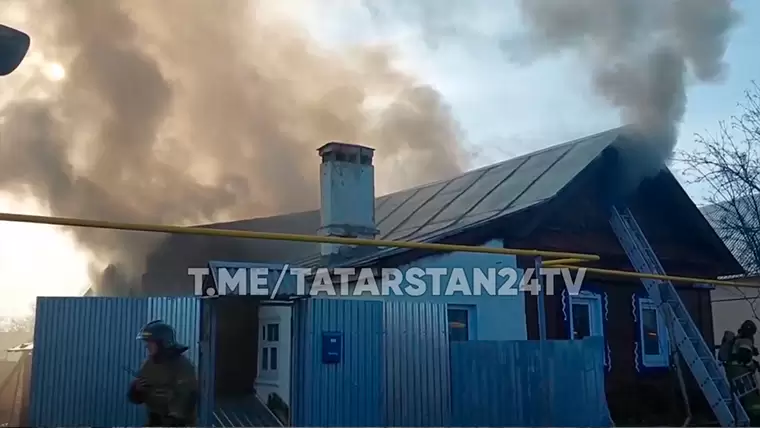 Дознавателям в Казани предстоит разобраться, по какой причине начался пожар, из-за которого чуть не погибли две семьи