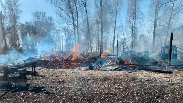 В Татарстане сгорел гараж, находившийся на территории лицея