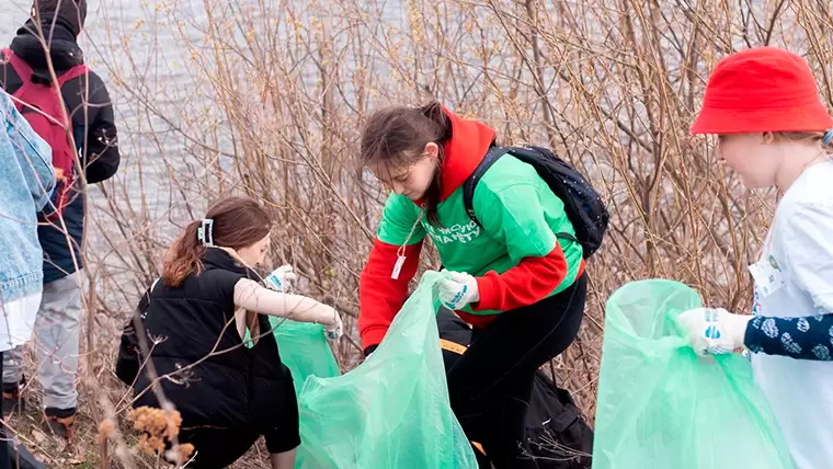 Жители Нижнекамска очистили берег реки Зай от одной тонны мусора