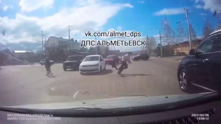 В Татарстане парень на электросамокате пролетел несколько метров после столкновения с авто