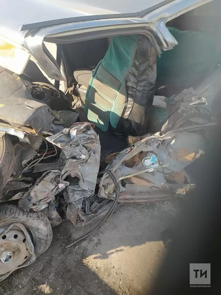 Водитель «Оки» погиб при лобовом столкновении с грузовиком на трассе в Татарстане