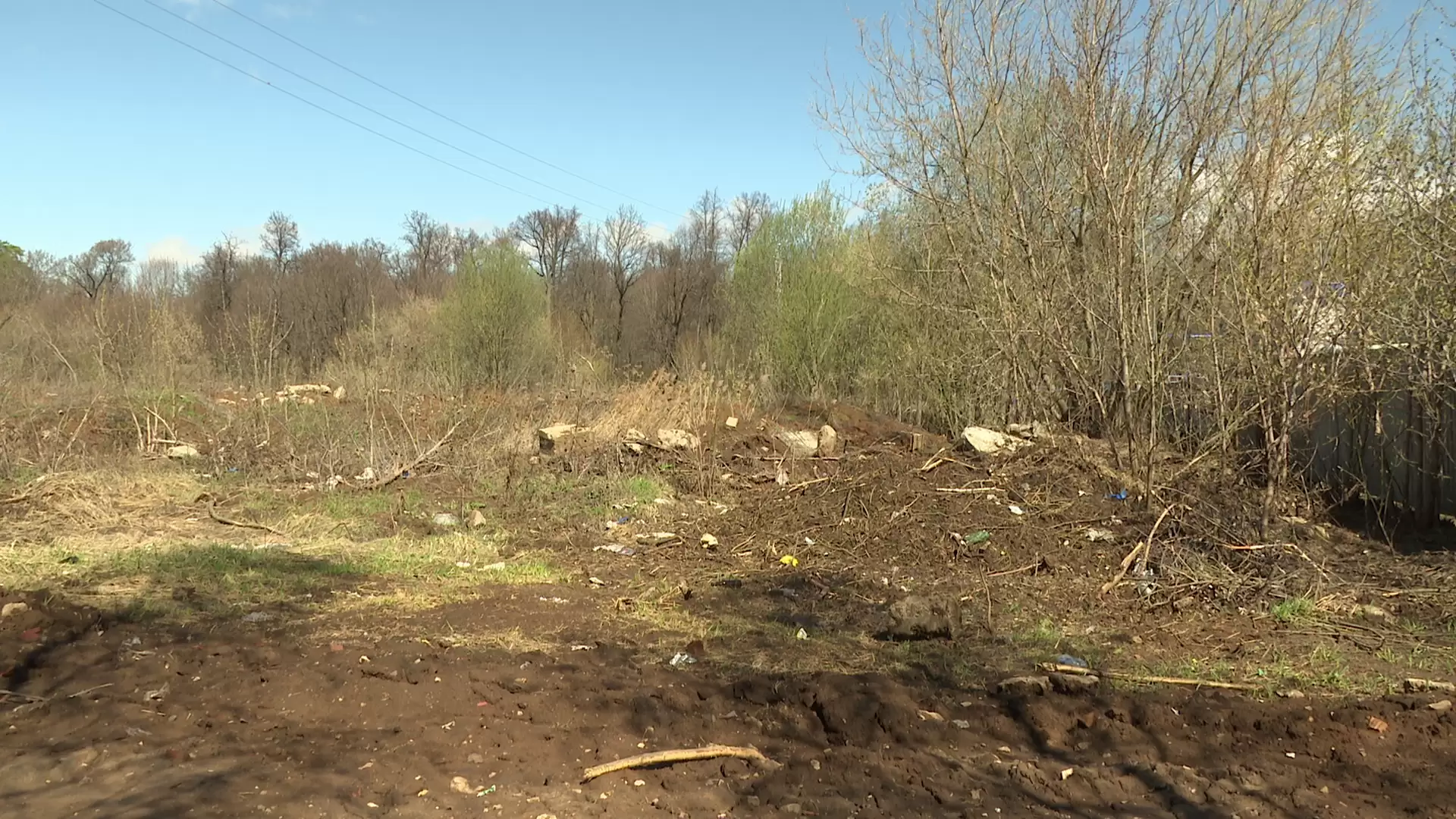 В Нижнекамске в черту города самосвалами свозят мусор