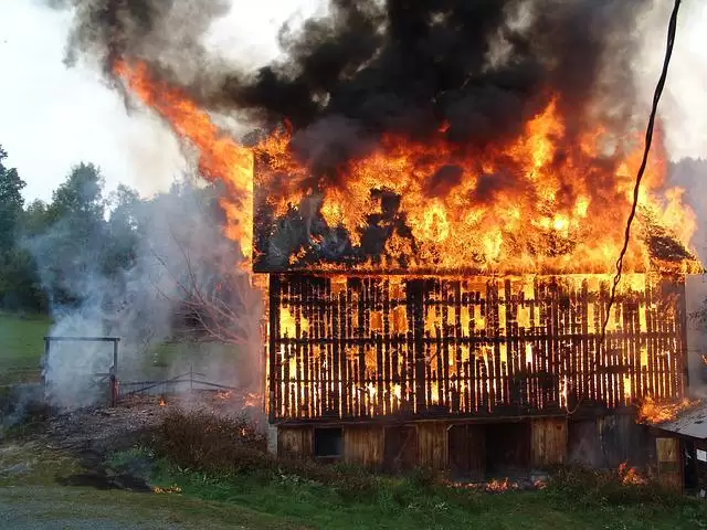 Житель Татарстана спалил сарай возлюбленной в отместку за пощечину