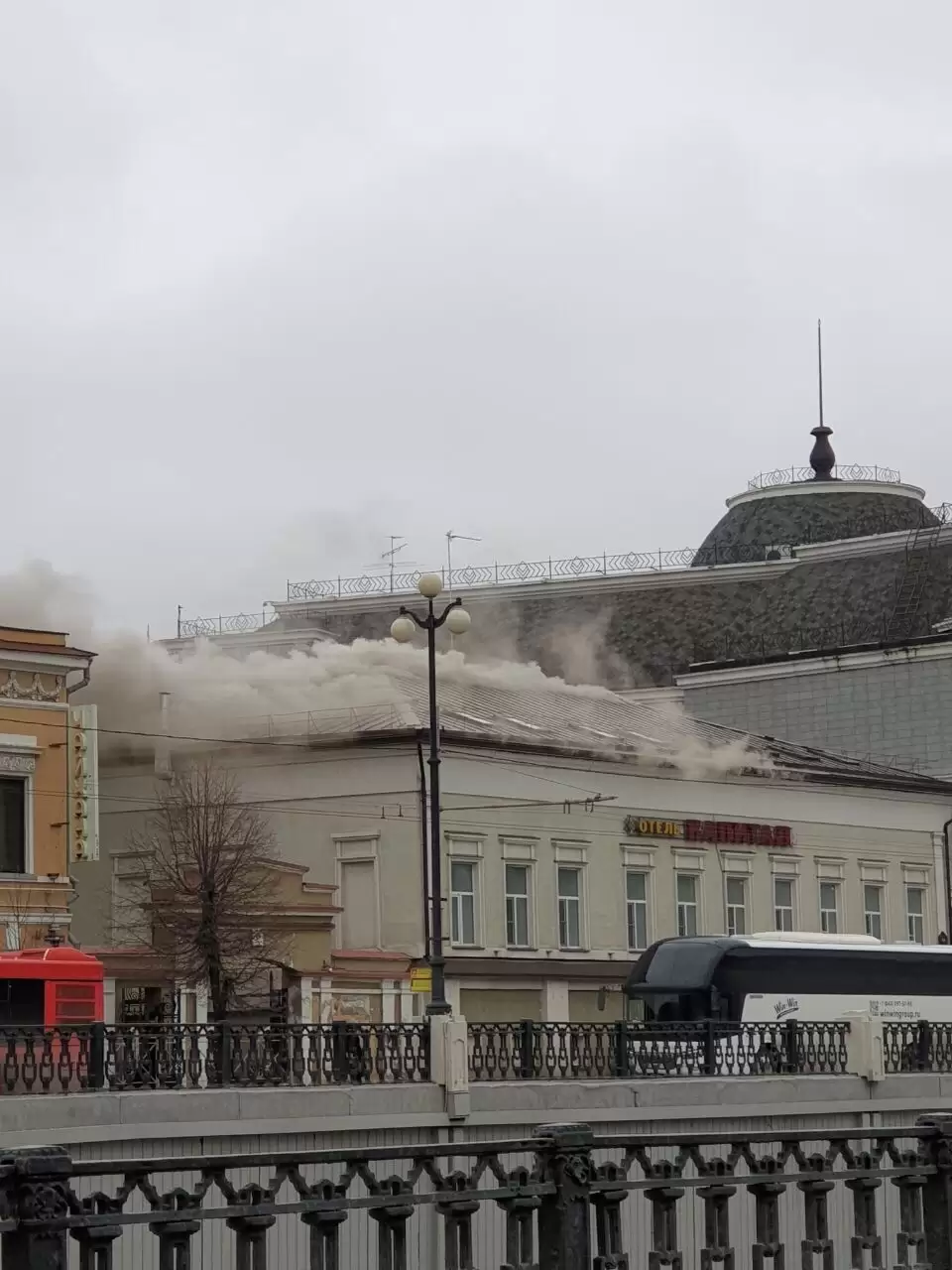 В центре Казани загорелся отель «Капитал»