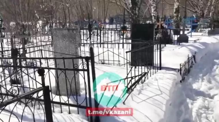 На кладбище в Казани вандалы вырвали могильные ограды