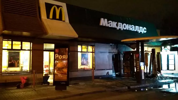 Ночью в Казани на территории «Макдоналдса» произошёл пожар