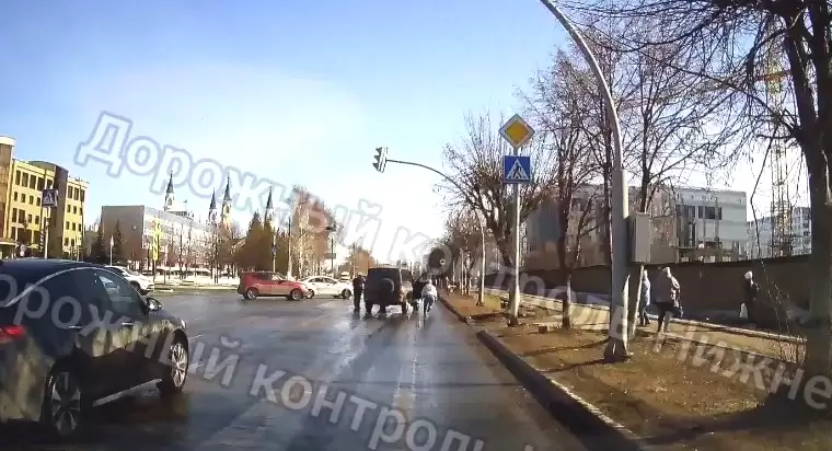 Момент наезда на жительницу Нижнекамска около ТЦ «Олимп» попал на видео