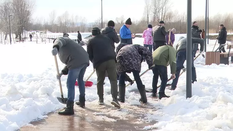 В Нижнекамске на уборку снега вышли заместители и директора домоуправлений