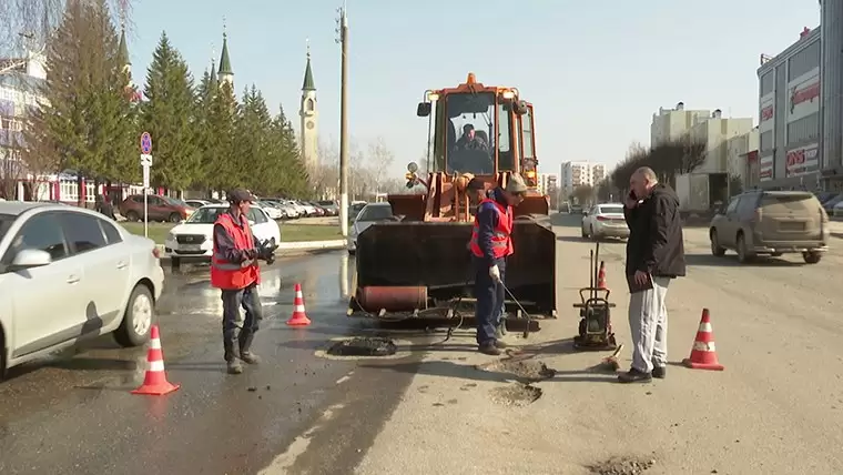 В Нижнекамске приступили к ямочному ремонту с самых «убитых» дорог