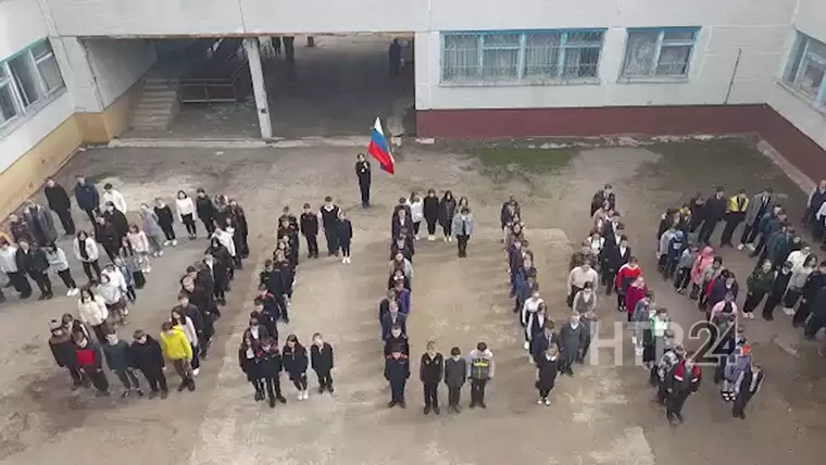 Нижнекамские школьники поддержали флэшмобом идею исполнять гимн России и Татарстана