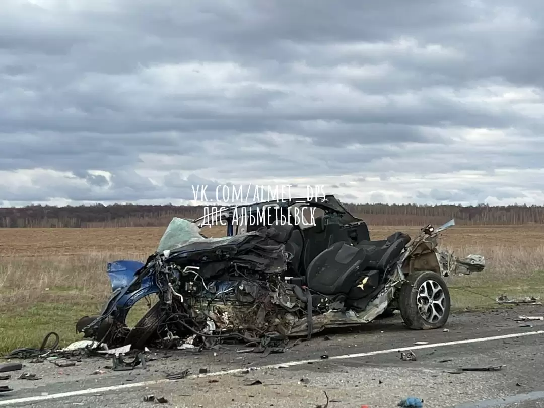 Один человек погиб при столкновении фуры и легковушки на трассе в Татарстане