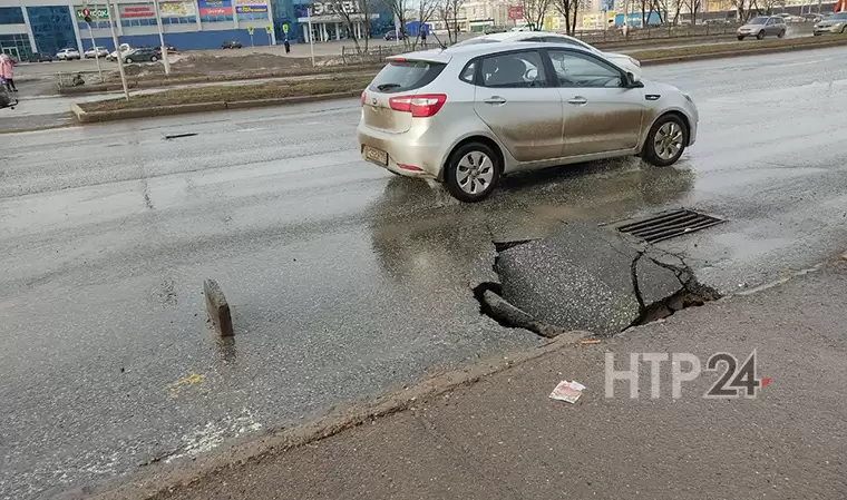 В Нижнекамске на пр. Строителей обвалилось дорожное покрытие