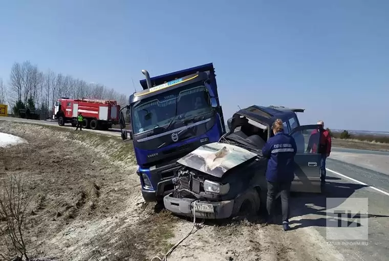 Один человек погиб при столкновении внедорожника и самосвала на трассе в Татарстане