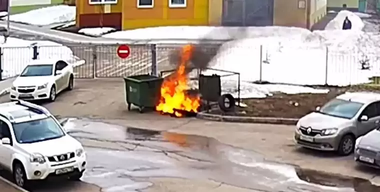 В Нижнекамске курильщик нечаянно поджёг мусорный бак