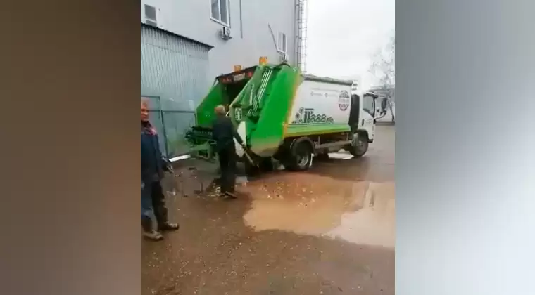 В Нижнекамске сняли на видео мусоровоз, сливающий грязь прямо на асфальт
