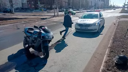 В Нижнекамске парень на мотоцикле врезался в легковушку на перекрёстке