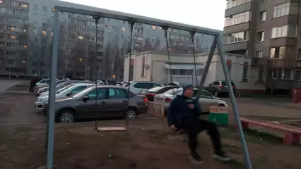 Жителей Нижнекамска раздражают скрипучие качели - НТР 24