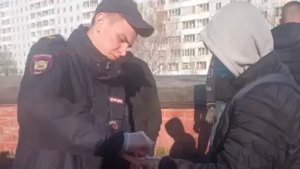 В Нижнекамске полицейские в течение часа задержали на одной улице троих человек с наркотиками
