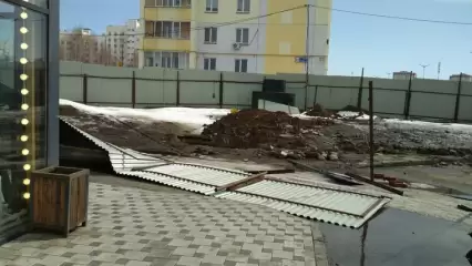 В Нижнекамске сильный ветер снёс забор - НТР 24