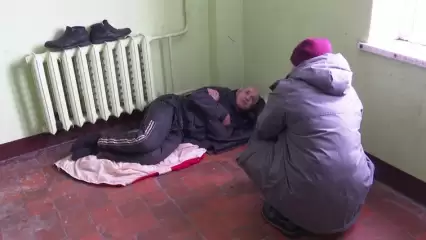 В Нижнекамске жильцы никак не могут выгнать из подъезда поселившегося там бездомного