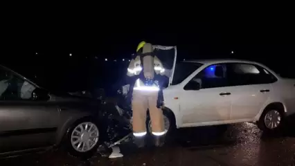 Три человека пострадали при лобовом столкновении двух легковушек на трассе в Татарстане - НТР 24